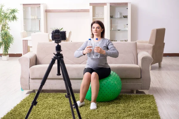 Zwangere vrouw blogger doet fysieke oefeningen — Stockfoto