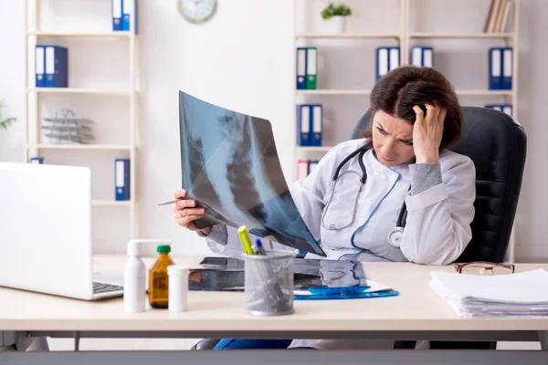 Médica idosa trabalhando na clínica — Fotografia de Stock