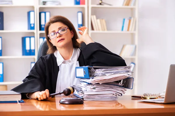 Ärztin mittleren Alters arbeitet im Gerichtsgebäude — Stockfoto