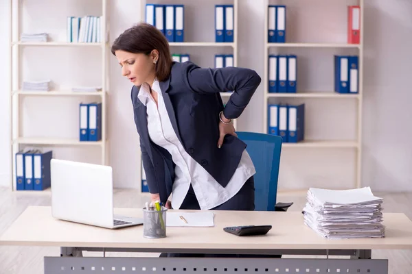 Vrouwelijke werknemer van middelbare leeftijd in het kantoor — Stockfoto