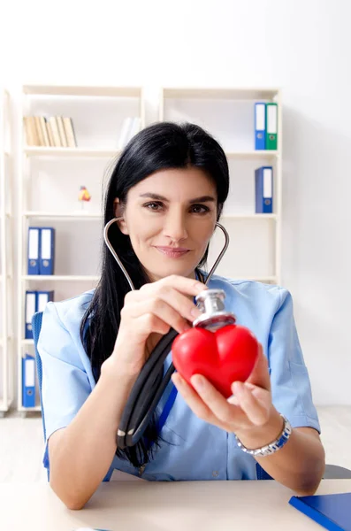 Vrouwelijke cardioloog werkzaam in de kliniek — Stockfoto