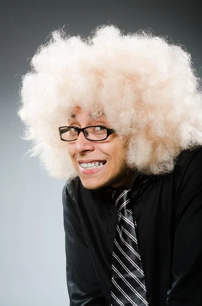 Ung man klädd i afro peruk — Stockfoto