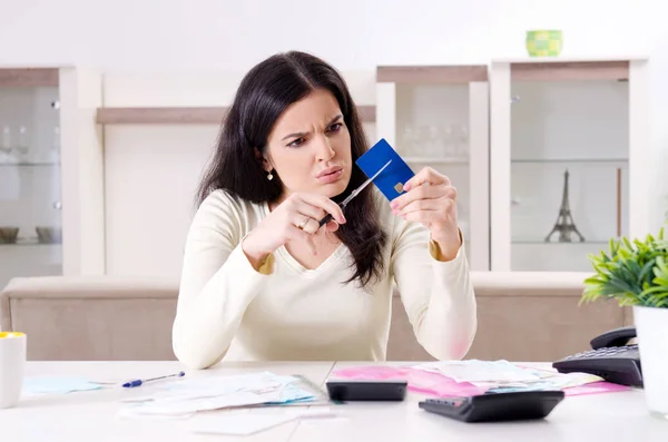 Mujer joven con ingresos en concepto de planificación presupuestaria —  Fotos de Stock