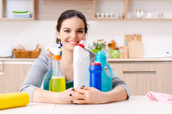 Jovem empreiteira fazendo tarefas domésticas — Fotografia de Stock