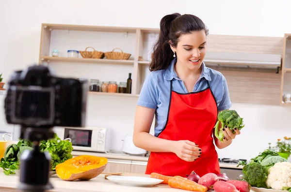 Jovem vegetariano feminino gravação de vídeo para seu blog — Fotografia de Stock