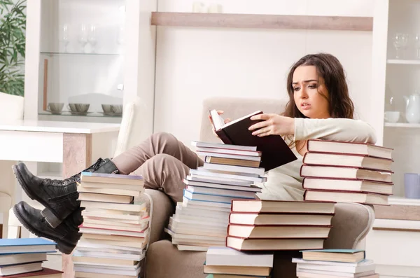 Giovane studentessa che si prepara per gli esami a casa — Foto Stock