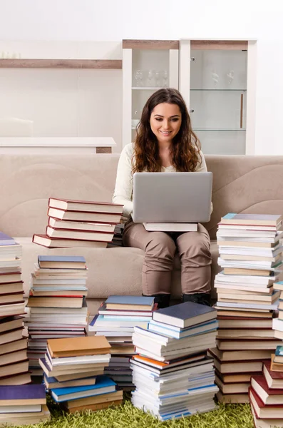 Giovane studentessa che si prepara per gli esami a casa — Foto Stock