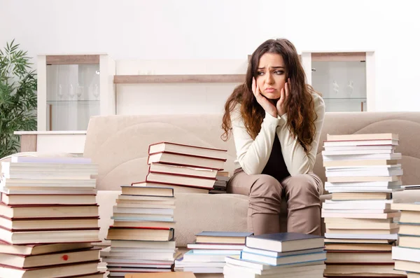 Giovane studentessa che si prepara per gli esami a casa — Foto Stock