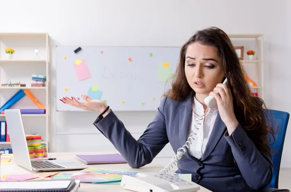 Jovem designer feminina trabalhando no escritório — Fotografia de Stock