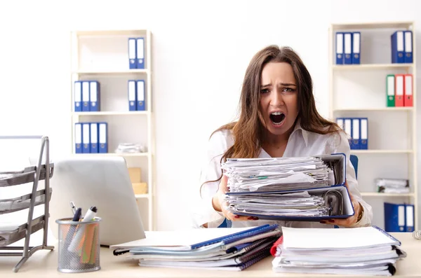 Jovem funcionária infeliz com excesso de trabalho — Fotografia de Stock