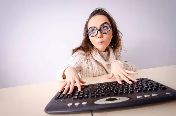 Grappig nerd meisje werken op de computer — Stockfoto