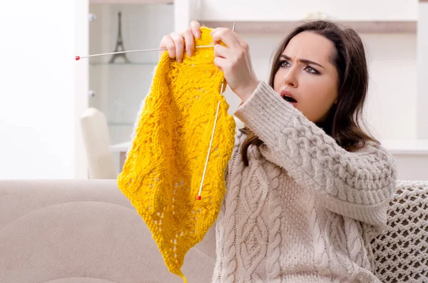 Young beautiful woman knitting at home — Stock Photo, Image