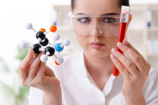 Química joven trabajando en el laboratorio — Foto de Stock