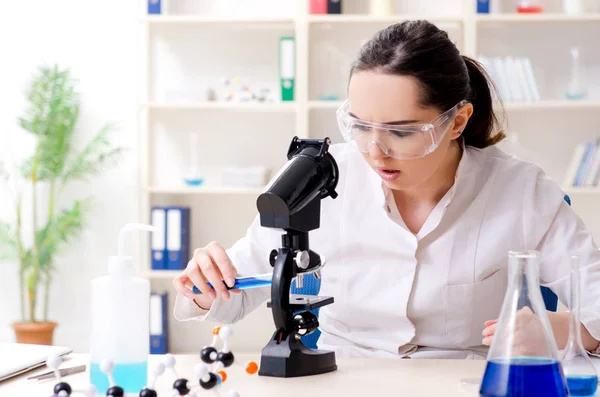 Jovem química do sexo feminino trabalhando no laboratório — Fotografia de Stock