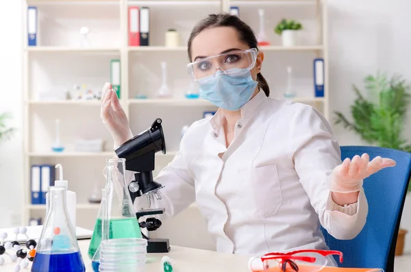 研究室で働く若い女性化学者 — ストック写真