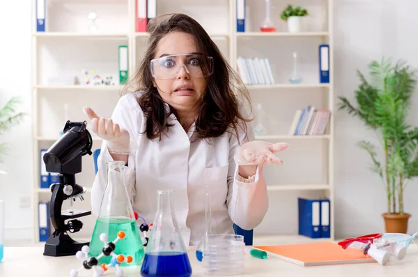 Grappige vrouwelijke chemicus die in het lab werkt — Stockfoto