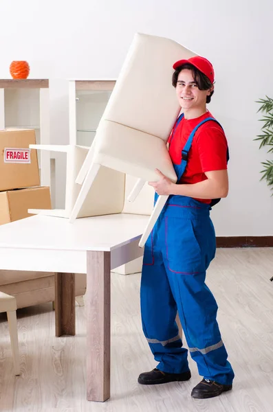 Junge männliche Lohnunternehmer mit Boxen, die drinnen arbeiten — Stockfoto