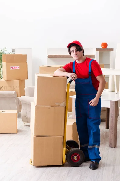 屋内で働く箱付きの若い男性請負業者 — ストック写真