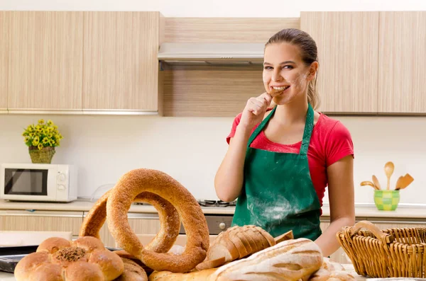 Joven pastelera trabajando en la cocina — Foto de Stock