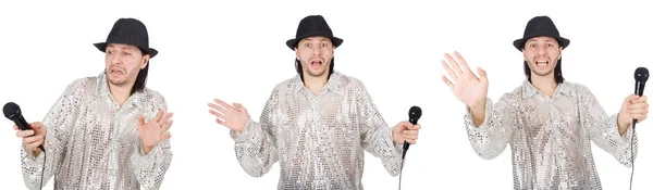 Молодой человек поет с микрофоном изолирован на белом — стоковое фото