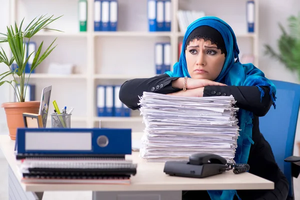 Funcionário feminino no hijab trabalhando no escritório — Fotografia de Stock