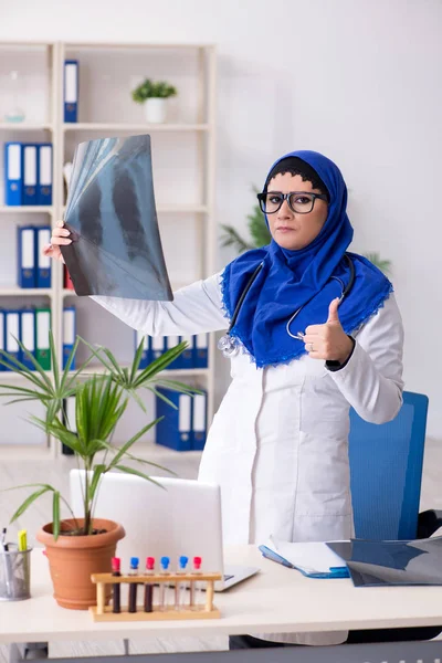 Ärztin im Hidschab arbeitet im Krankenhaus — Stockfoto