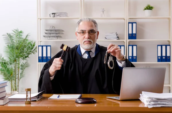 Abogado anciano trabajando en el juzgado — Foto de Stock