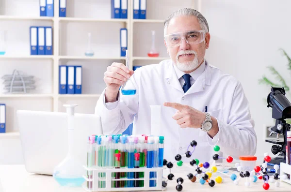 Viejo químico trabajando en el laboratorio —  Fotos de Stock