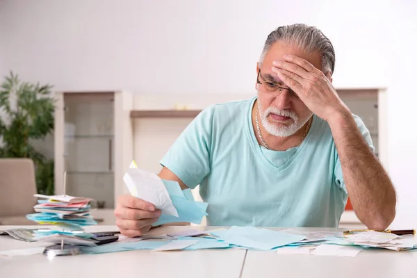 Homem velho barbudo branco no conceito de planejamento orçamentário — Fotografia de Stock