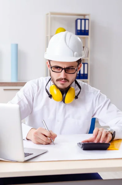 Junger männlicher Architekt arbeitet im Büro — Stockfoto