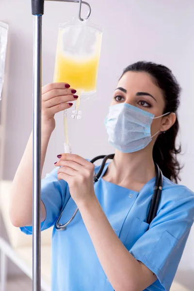 Ung kvinnlig läkare i infusionskoncept — Stockfoto