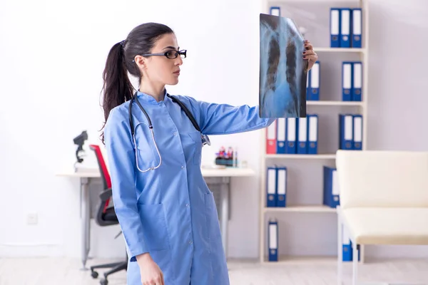 У клініці працює молода жінка-лікар-радіолог — стокове фото
