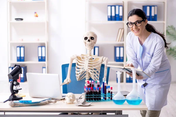 Giovane archeologa donna che lavora in laboratorio — Foto Stock