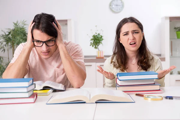 Studenti che si preparano per l'esame insieme a casa — Foto Stock