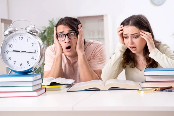 Estudantes se preparando para o exame juntos em casa — Fotografia de Stock