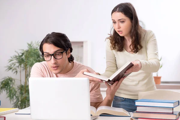 Estudiantes preparándose para el examen juntos en casa — Foto de Stock