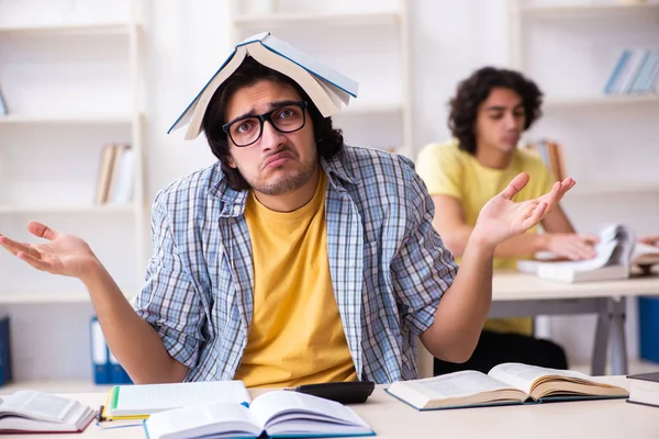 Two male students in the classroom — Stock Photo, Image