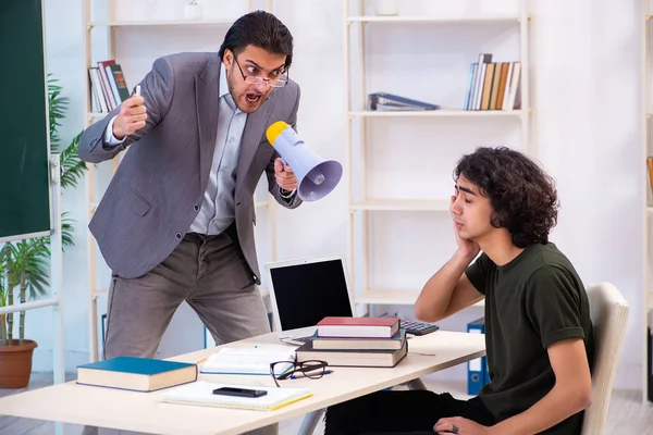 Jovem professor e aluno em sala de aula — Fotografia de Stock