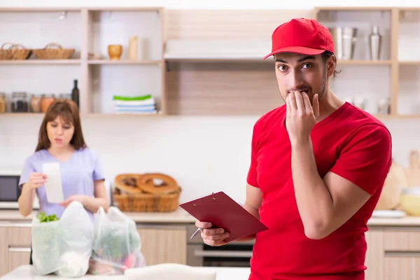 Giovane corriere maschile nel concetto di consegna di cibo — Foto Stock