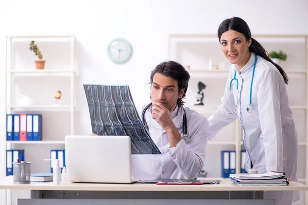 Två unga läkare som arbetar på kliniken — Stockfoto