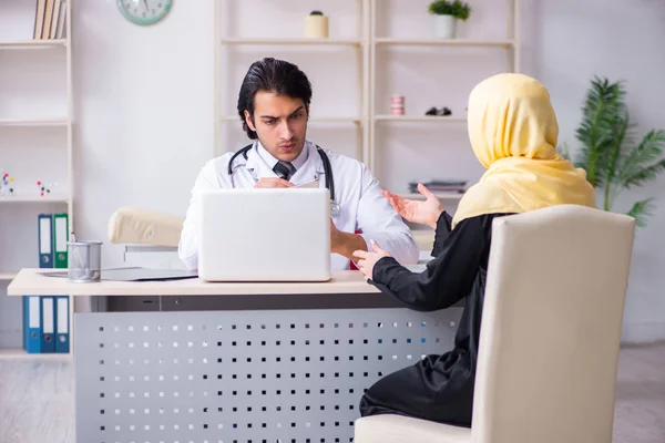 Arabische Patientin besucht männlichen Arzt — Stockfoto