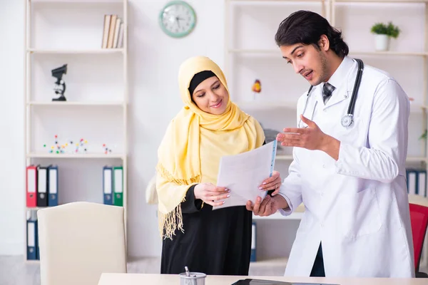 Kadın Arap hasta, erkek doktoru ziyaret ediyor. — Stok fotoğraf