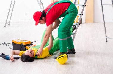 Yaralı işçi ve iş arkadaşı 
