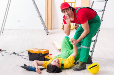 Yaralı işçi ve iş arkadaşı 