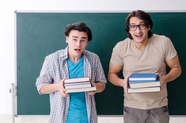 Sınıfta iki erkek öğrenci var. 