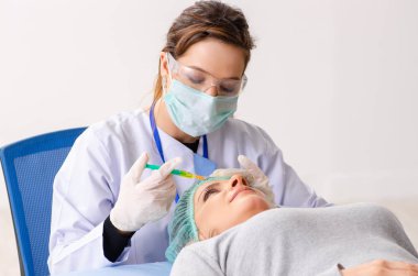 Kadın estetik plastik ameliyat için hazırlanıyor