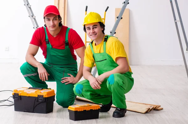 Dos contratistas de trabajadores trabajando en interiores — Foto de Stock