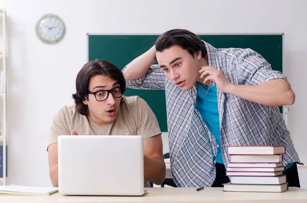 Dos estudiantes varones en el aula — Foto de Stock