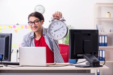 Ofiste çalışan bir erkek. 