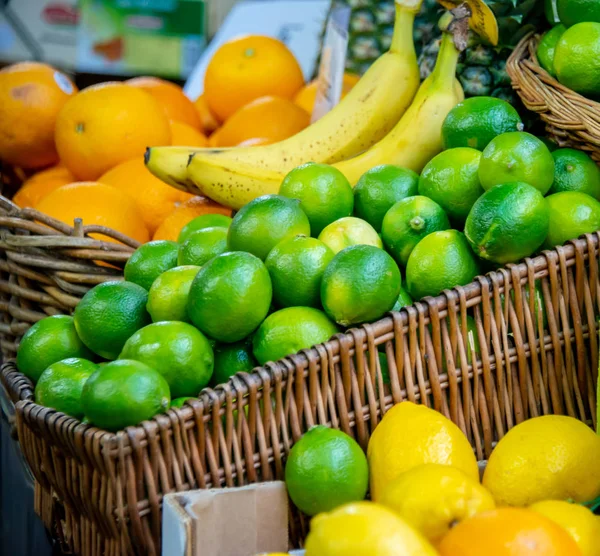 Citrusvruchten op de markt display kraam — Stockfoto